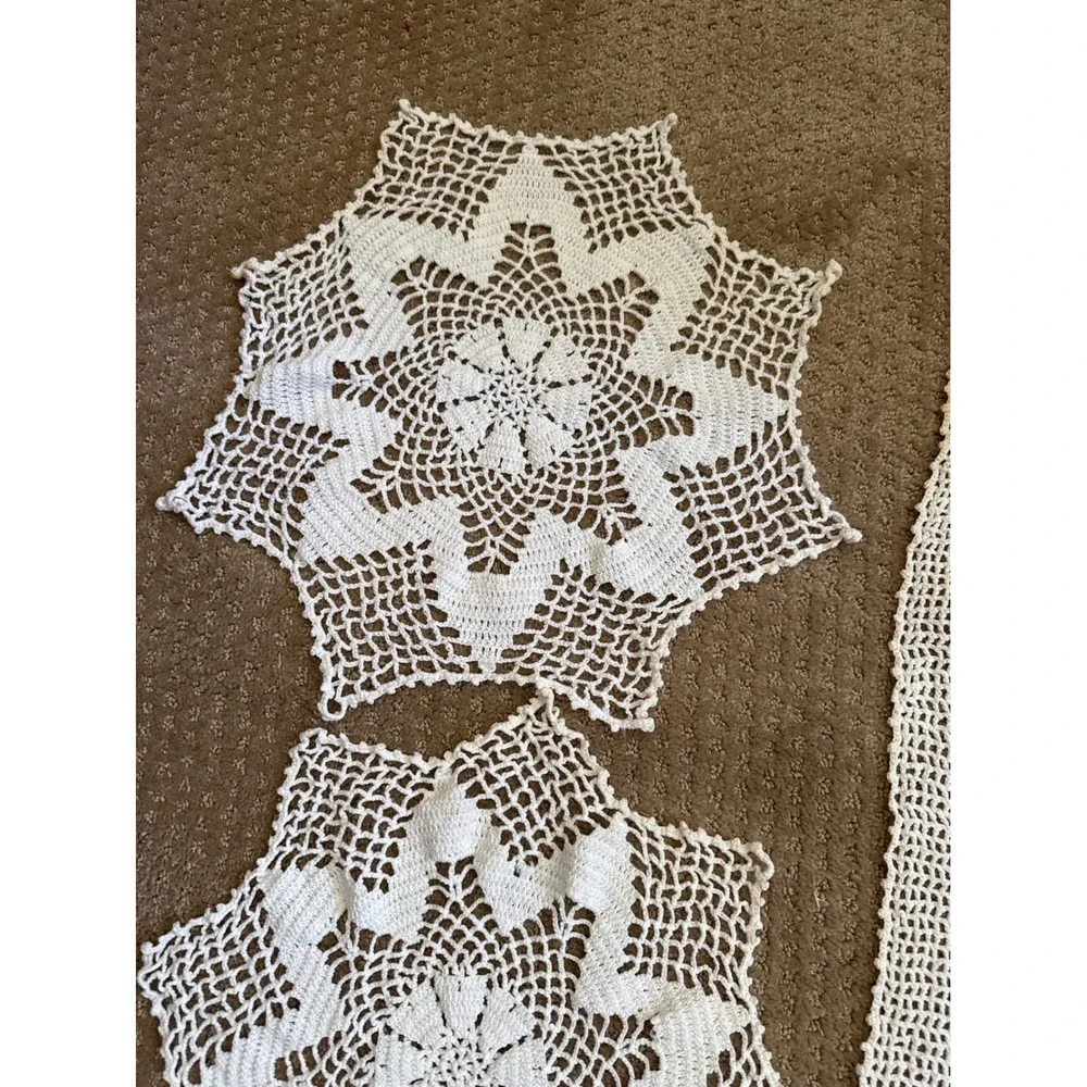 Vintage White Hand Crochet Lace Table Runner and Doily Lot 5pc Floral Victorian